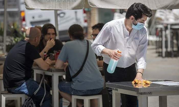 terraza-fase3-camarero-limpia-mesa-mascarilla-ep.jpg