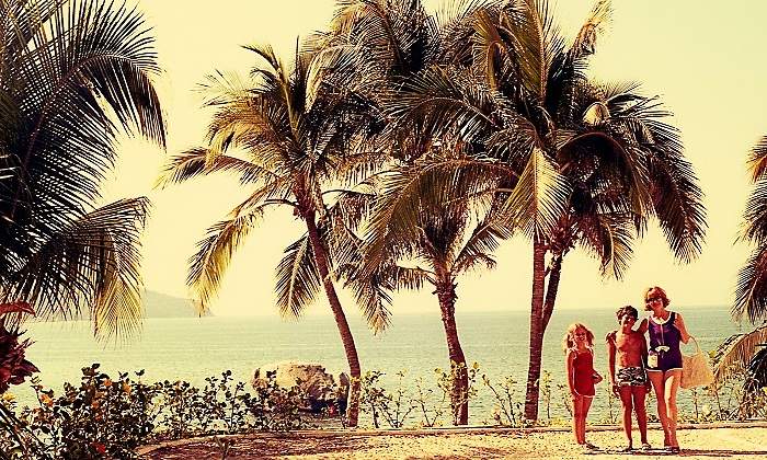 Familia-con-palmeras-por-detras-iStock.jpg