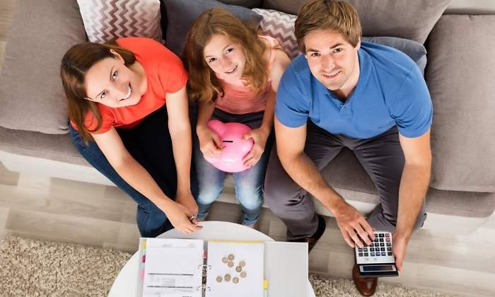 finanzas-personales-familia-hucha-alamy.jpg