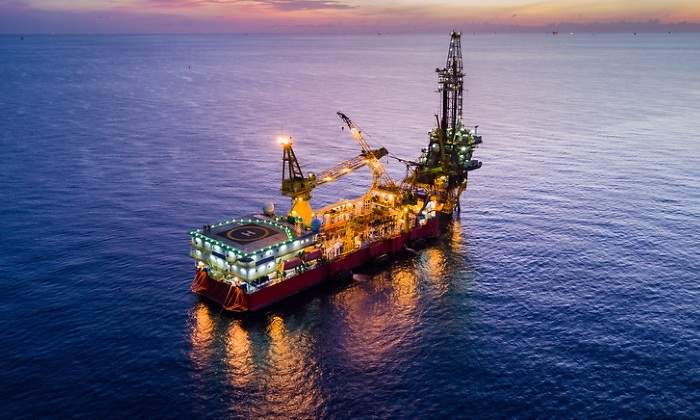plataforma-petrolifera-mar-en-calma.jpg