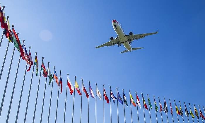 Avion-sobrevolando-banderas-iStock.jpg