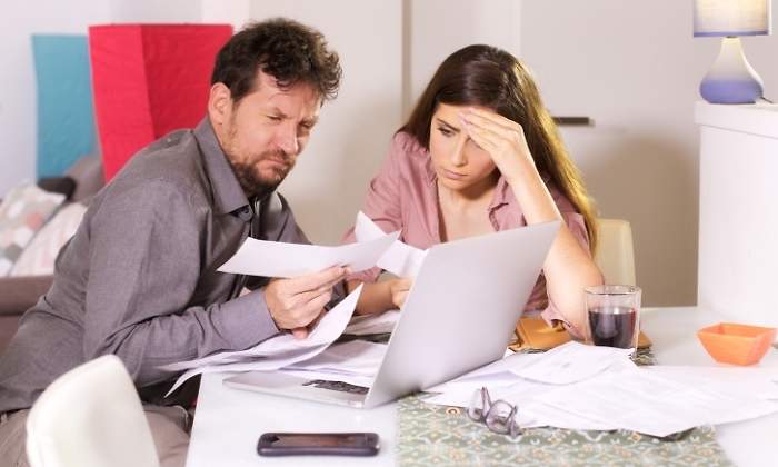 cuentas-familia-facturas-ingresos-dreamstime.jpg