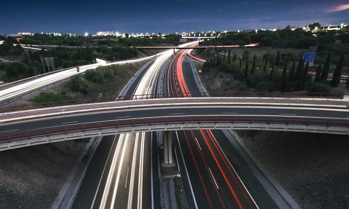 autopista-noche-dreamstime.jpg