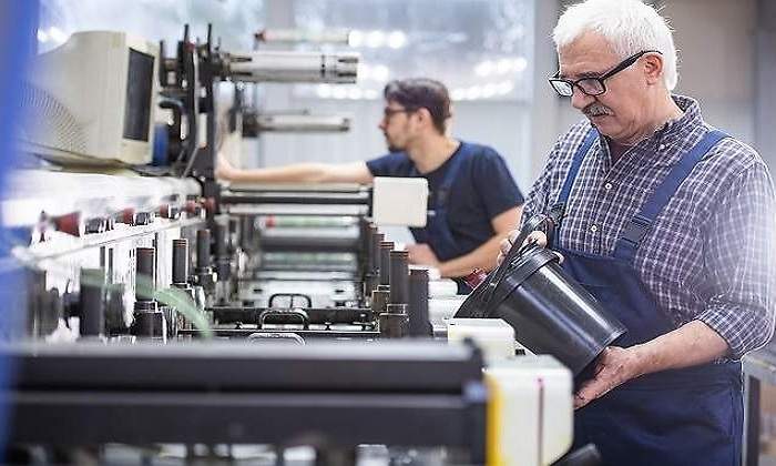 700x420_trabajador-mayor-imprenta.jpg
