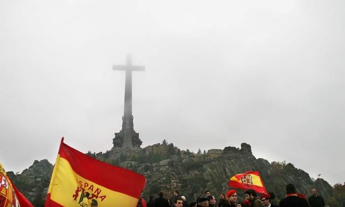 valle-caidos-bandera-fascista-reuters.jpg