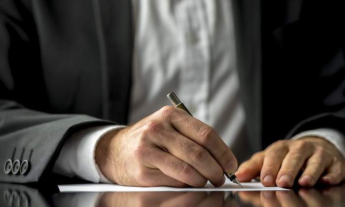 firma-documento-traje-negro-dreamstime.jpg