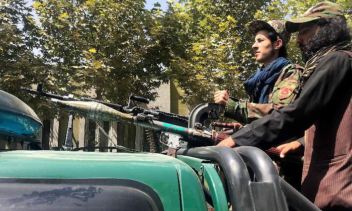 talibanes-coche-armas-kabul-afganistan-16agosto2021-reuters-770x420.jpg