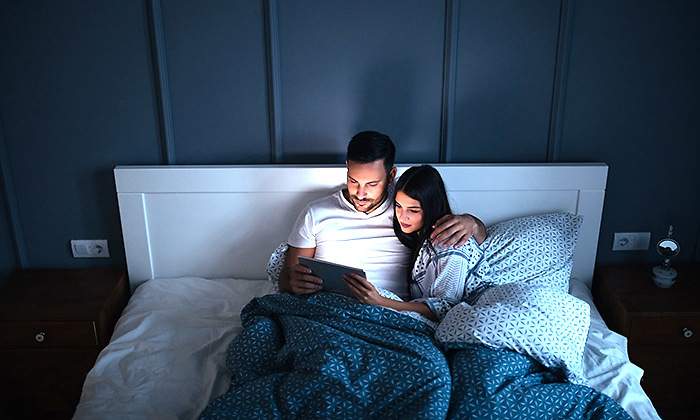 pareja-cama-vivienda.jpg