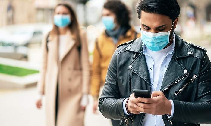 Gente-con-mascarilla-por-la-calle-iStock.jpg