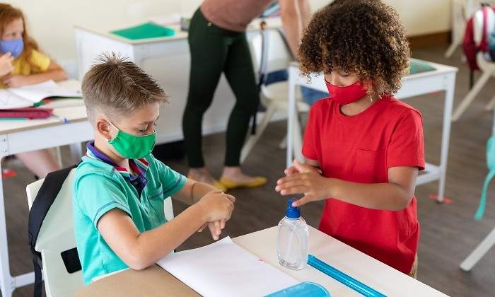 ninos-en-clase-utilizando-gel-hidroalcoholico.jpg