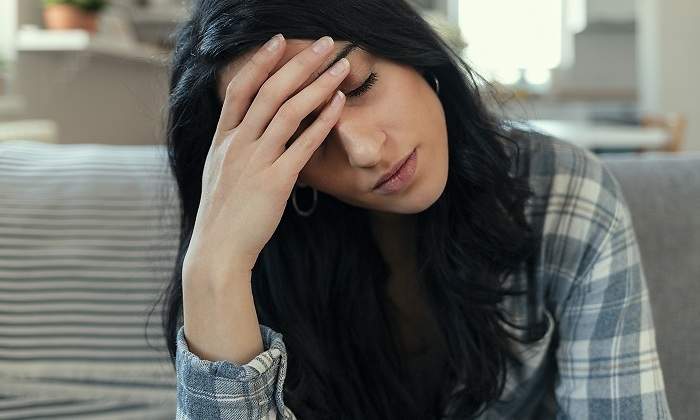 Chica-tocandose-la-cara-iStock.jpg