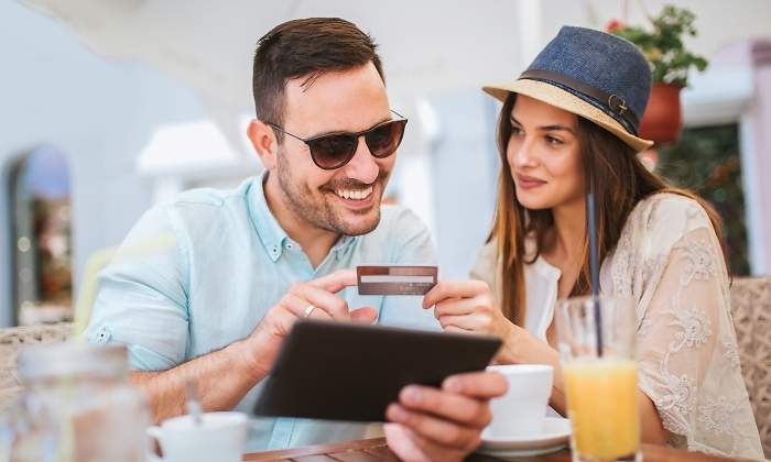 Dos personas compran por internet con la tarjeta de crdito