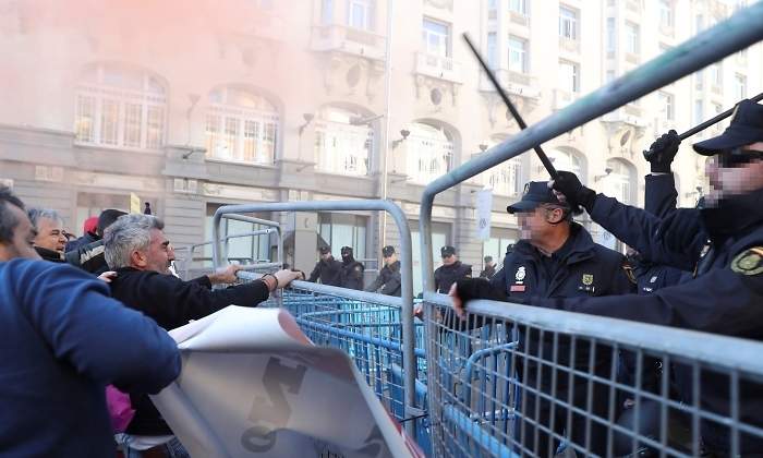 Huelga-taxistas-policia-28nov2017-EFE.jpg
