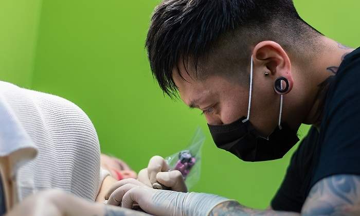 Un-tatuador-con-rasgos-asiaticos-iStock.jpg