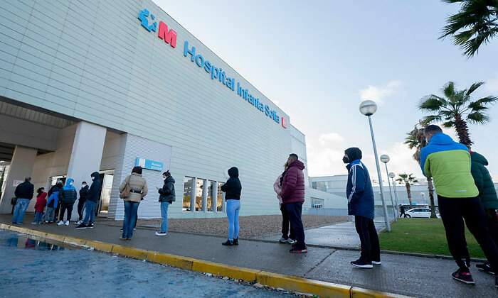 Varias_personas_esperan_cola_hacerse_test_covid_19_hospital_infanta_sofia_.jpg