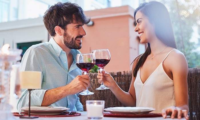 Pareja-brindando-iStock.jpg