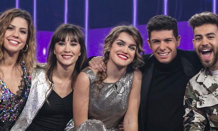 ot-concursantes-sofa.jpg