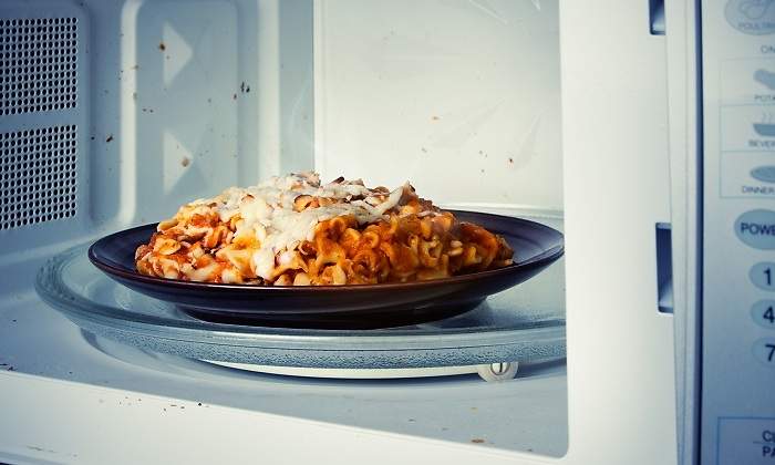 Plato-de-pasta-con-tomate-en-microondas-iStock.jpg