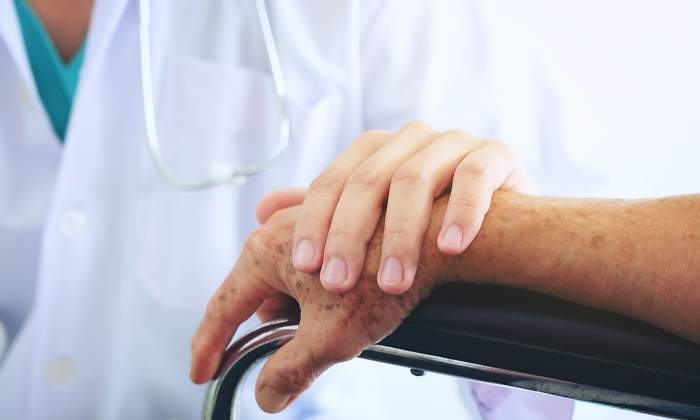 paciente-mano-dreamstime.jpg