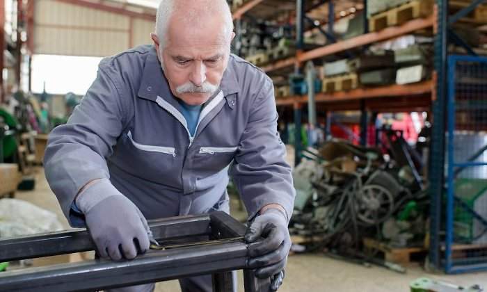 trabajador-senior-mayor-industria-taller-770-dreamstime.jpg