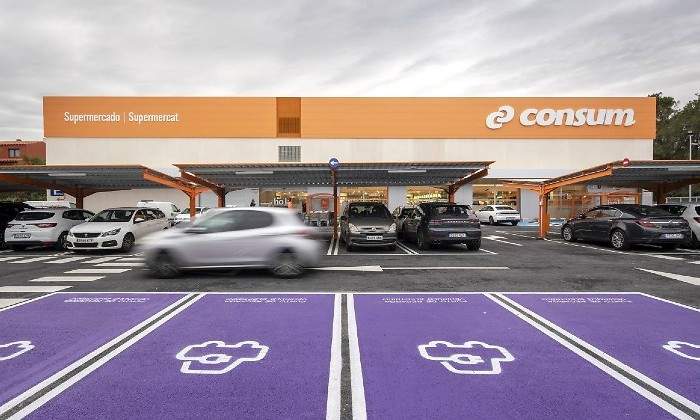 Plazas para coches enchufables en un aparcamiento de Consum EE