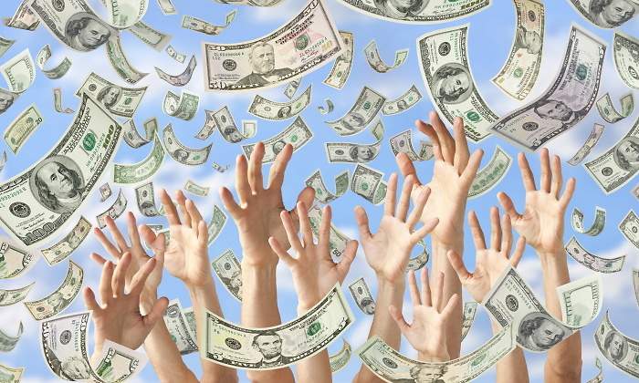 manos-dolar-dreamstime.jpg