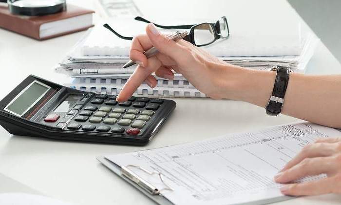calculadora-papeles-facturas-istock.jpg