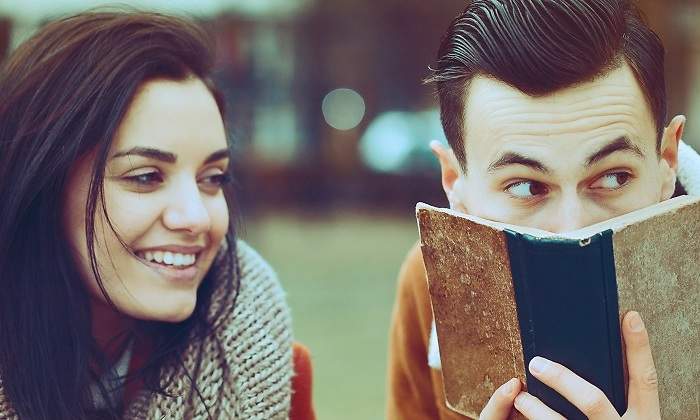 Una-mujer-joven-con-un-chico-al-lado-que-sostiene-un-libro-iStock.jpg