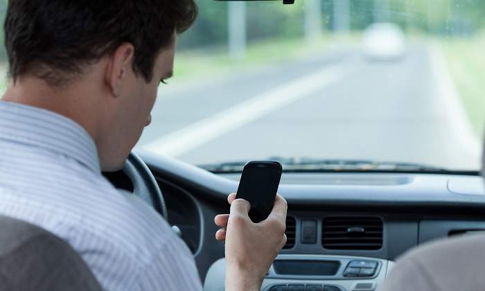 movil-coche-conduccion-dreamstime.jpg