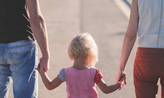 padre-madre-hijo-hija-familia-paternidad-maternidad-pixabay-770x420.jpg