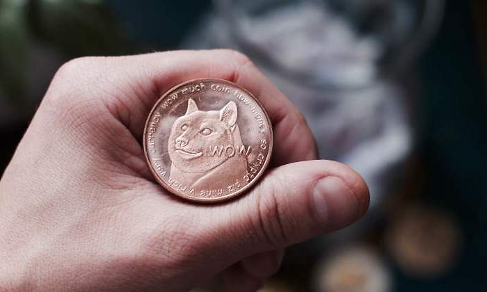 dogecoin-mano-recurso-dreamstime.jpg