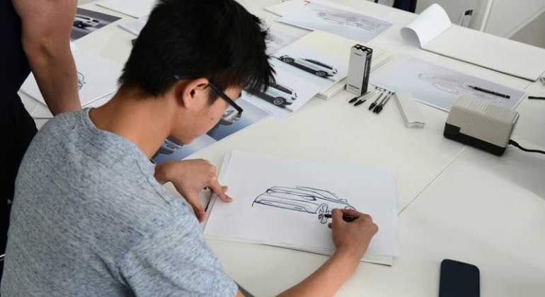 Estudiante diseñando la versión 'pick-up' del Skoda Kodiaq.