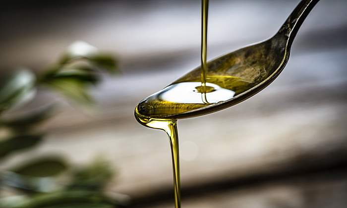 aceite-oliva-cuchara-getty.jpg