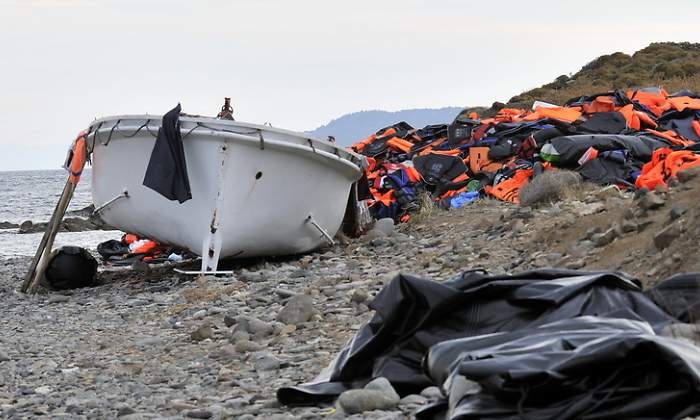 Una barca en una playa de Grecia