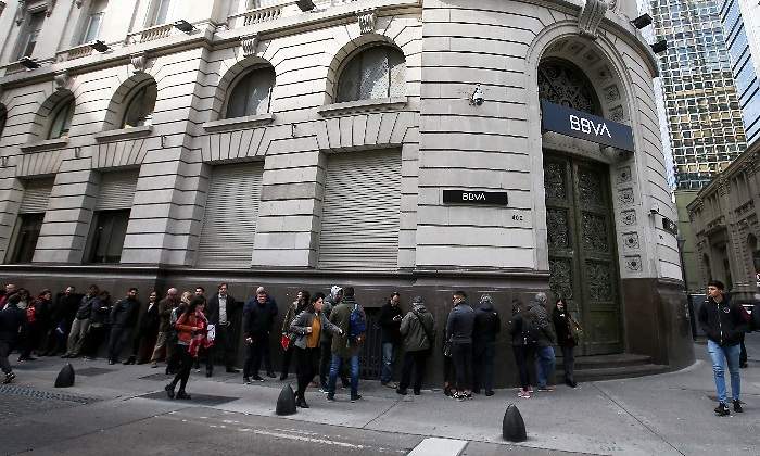 argentina-controles-dinero-personas-cola-banco-bbva-buenos-aires-reuters-770x420.jpg