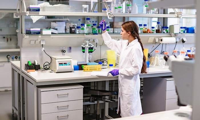 joven-en-un-laboratorio.jpg