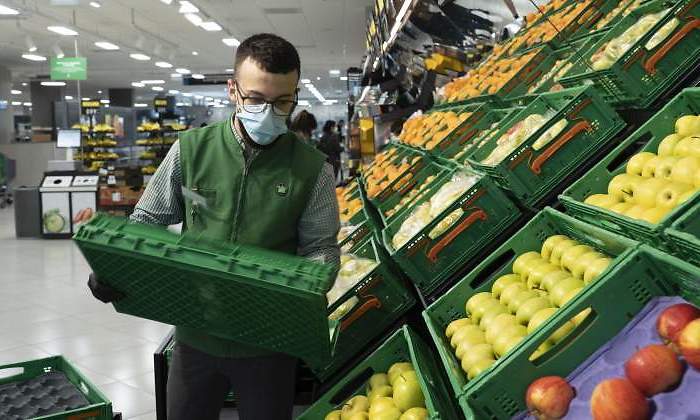 Trabajador de la seccin de Fruta y verdura de Mercadona