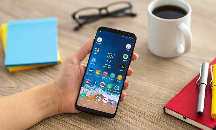 Telefono-movil-sujeto-con-una-mano-iStock.jpg