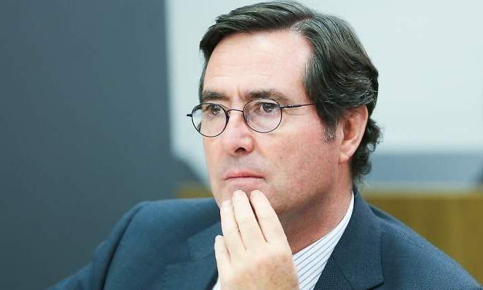 garamendi-antonio-gafas-mano.jpg