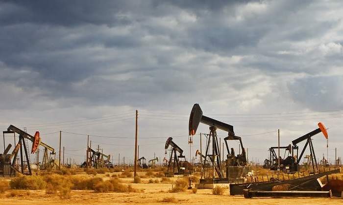 petroleo-bombas-nublado.jpg