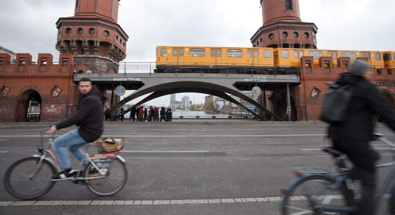 Usuarios de bicicleta en Berlín.