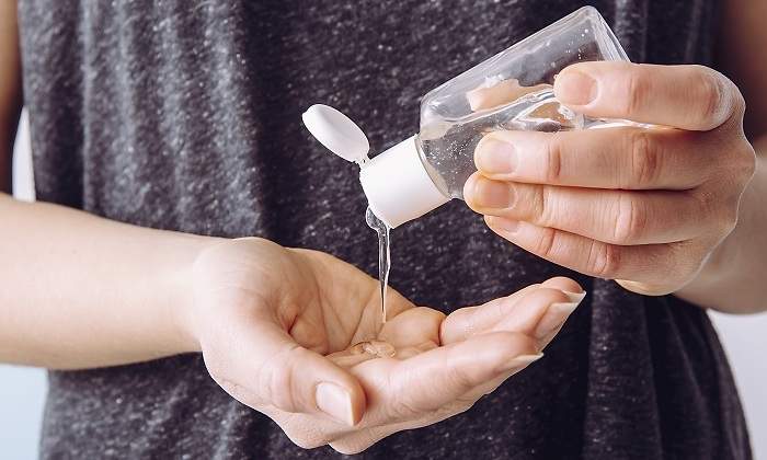 Una-persona-echandose-gel-desinfectante-en-las-mano-iStock.jpg