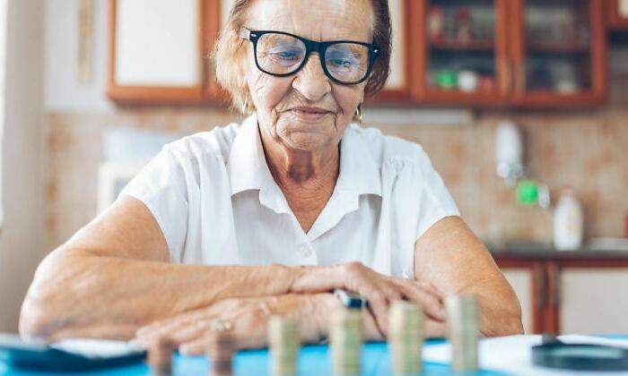 pension-senora-monedas-alamy.jpg