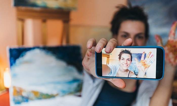 Selfie-mujer-movil-iStock.jpg