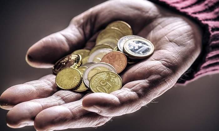 jubilado-mano-monedas-jerseygranate-dreamstime.jpg