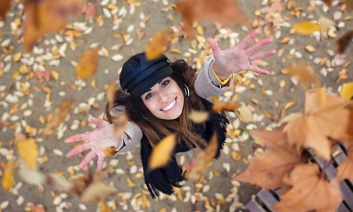 Mujer-jugando-con-hojas-secas-iStock.jpg