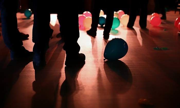 Personas-con-globos-por-el-suelo-iStock.jpg