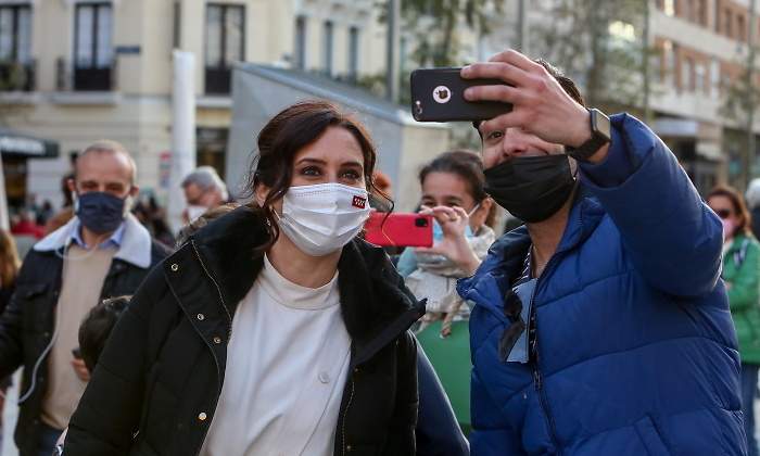 ayuso-selfie-seguidor-abril21-ep.jpg