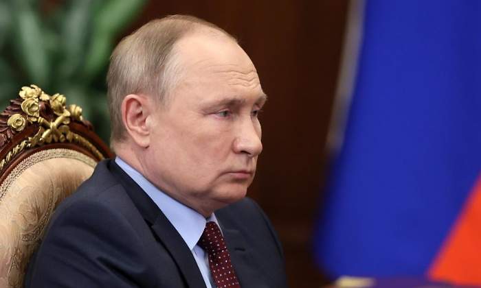 putin-andares-pistolero.jpg
