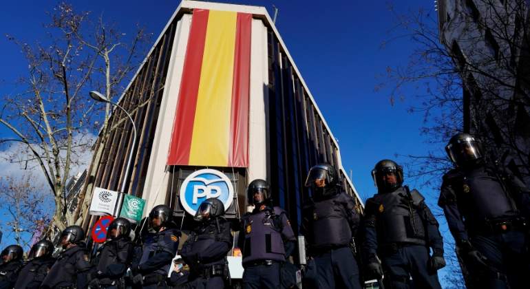 La Policía blinda la puerta de la sede del PP en Génova 13 donde protestan los taxistas